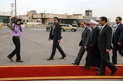 استقبال از رئیس جمهور در بازگشت از ترکیه/عکس