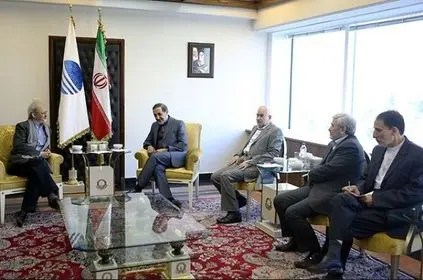 دیدار دکتر ولایتی با رئیس مرکز مطالعات آبزرور هند/عکس
