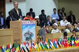 مسلمانان جهان از علما و اندیشمندان انتظار دارند به مقابله با انحرافات و مناقشه های مذهبی بپردازند