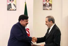 پیام کتبی مشترک رئیس‌جمهور و نخست‌وزیر پاکستان به رهبر معظم انقلاب، تسلیم دکتر علی‌اکبر ولایتی مشاور مقام معظم رهبری در امور بین‌الملل شد
