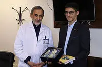 دکتر ولایتی در آستانه روز قدس با آرین غلامی جوان شطرنج باز ایرانی دیدار کرد