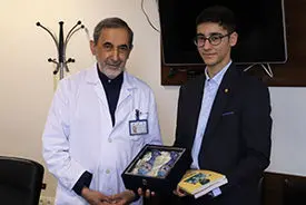 دکتر ولایتی در آستانه روز قدس با آرین غلامی جوان شطرنج باز ایرانی دیدار کرد