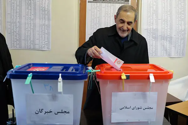 حضور مشاور مقام معظم رهبری در امور بین الملل  در محل رای‌گیری انتخابات