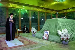 حضور مقام معظم رهبری در حرم امام خمینی(ره)