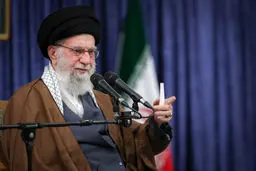 رئیس جمهور آمریکا افتخار میکند صنعت هسته ای ایران را بمباران کردیم و از بین بردیم.خیلی خوب به همین خیال باش!